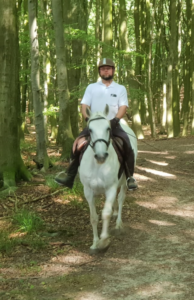 Andre Winkelmann reitet auf Rügen im Jasmunder National Park